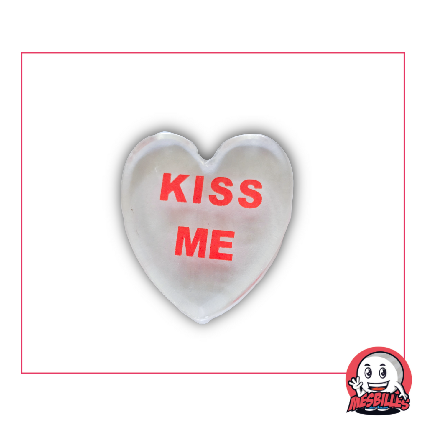 Photo of a Frosted Flat Heart marble, 3 cm, with the red message ‘KISS ME’, sold individually on My-Glassmarbles.