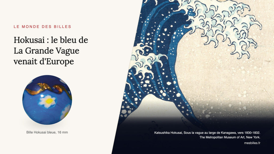 Sous la vague au large de Kanagawa de Hokusai, crête d'écume blanche sur bleu de Prusse, à côté d'une bille MesBilles Hokusai bleue de 16 mm à crêtes blanches