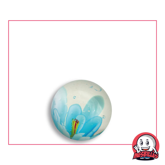 Bille Art Fleur 3D Turquoise en verre transparent, fleur turquoise en relief aux pétales dressés et au pistil jaune rayé de rouge, vue de dessus, 16 mm de diamètre