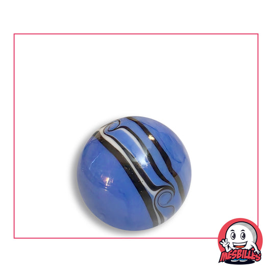 Bille Art Hawaï Bleu en verre bleu soutenu veiné, bande bleue bordée de filets noirs et d'un liseré blanc, volutes aux deux extrémités, vue de dessus, 22 mm de diamètre
