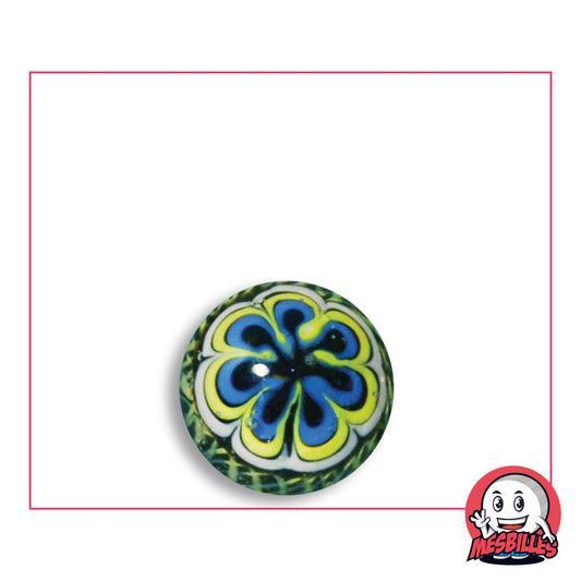Bille Art Mandala Vert en verre, rosette de pétales bleus bordés de vert anis sur fond de filigrane vert et jaune, vue de dessus, 16 mm de diamètre