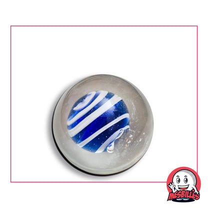 Bille Art Vague Bleu Nuit en verre transparent, cœur bleu profond rayé de larges bandes blanches obliques, vue de dessus, 25 mm de diamètre