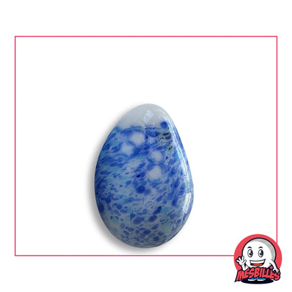 Bille Oeuf Blanc Moucheté Bleu en verre blanc opaque moucheté de bleu roi et de turquoise, vue de côté, environ 25 mm de haut