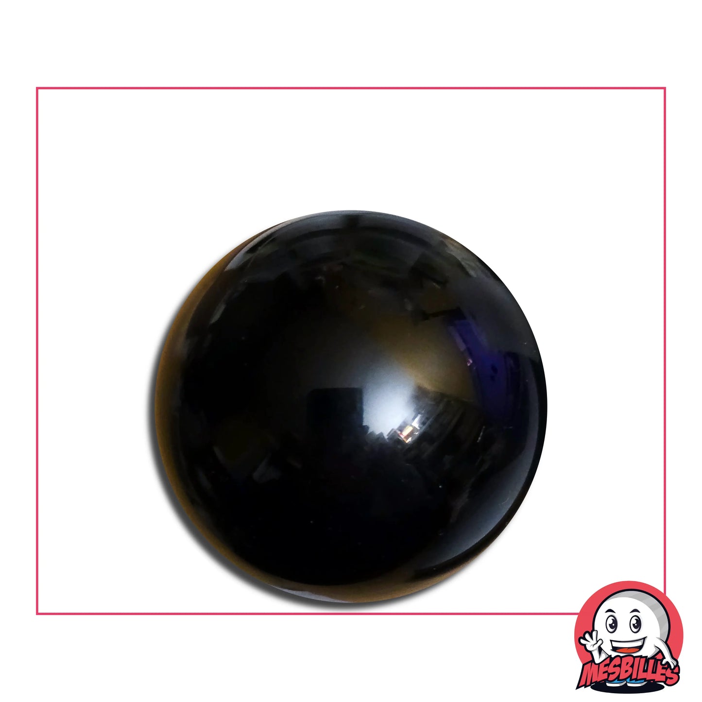 Issue du verre de Bohême, cette bille est aussi noble que fragile : une chute, et elle pourrait se prendre pour un diamant fendu.