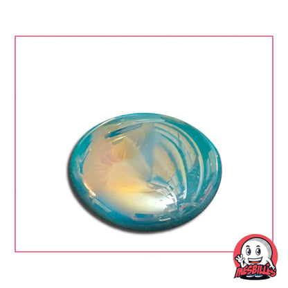Une grande bille plate, également nommée Bille Galet en Verre, de la famille des Billes Glossy. Cette bille forme est ronde, légèrement ovoïde et mesure environ 3 cm de diamètre