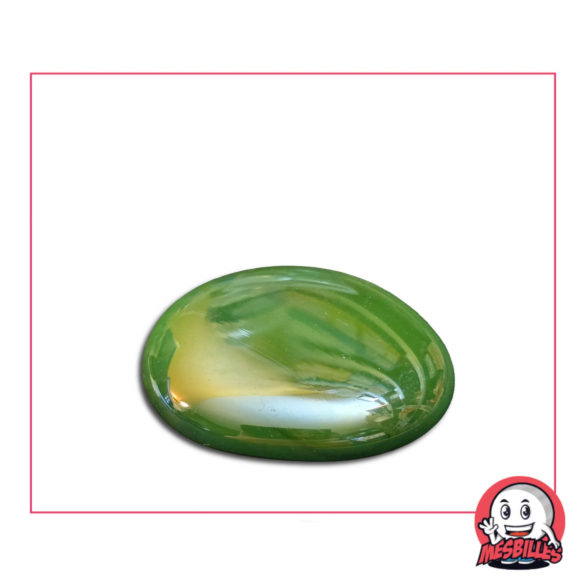 Une grande bille plate, également nommée Bille Galet en Verre, de la famille des Billes Glossys. Cette bille forme est ronde, légèrement ovoïde et mesure environ 3 cm de diamètre