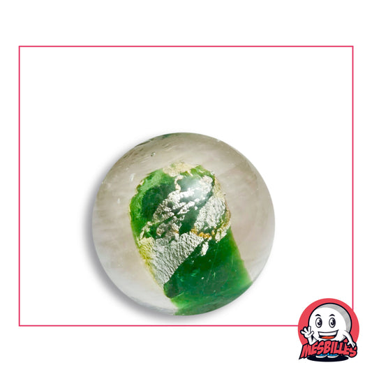 Bille Serpentin Vert 25 mm Collector en verre clair à cœur vert bouteille entouré de bandes d'aspect argenté en biais, à fins reflets dorés, vue de dessus, 25 mm de diamètre