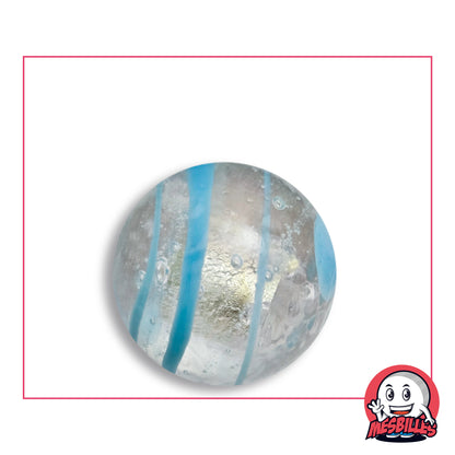 Bille Tourbillon Bleu 25 mm Collector en verre clair à bandes turquoise pâle enroulées en spirale autour d'un cœur d'aspect argenté aux reflets dorés, vue de dessus, 25 mm de diamètre