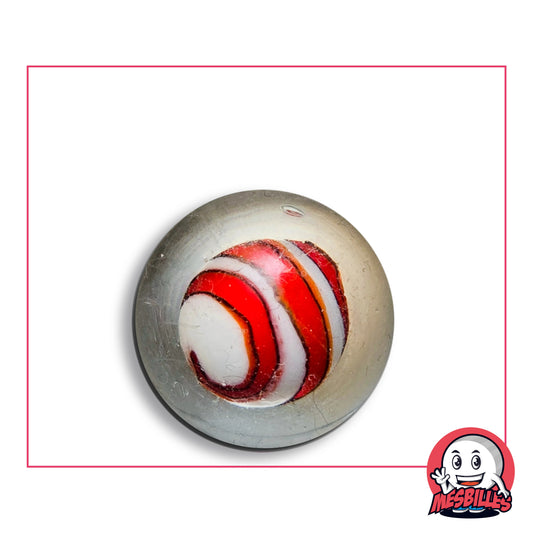 Bille d’Art Vague Rouge en verre transparent, cœur rouge vif et blanc enroulé en spirale, bandes cernées d'un fin trait sombre, vue de dessus, 25 mm de diamètre