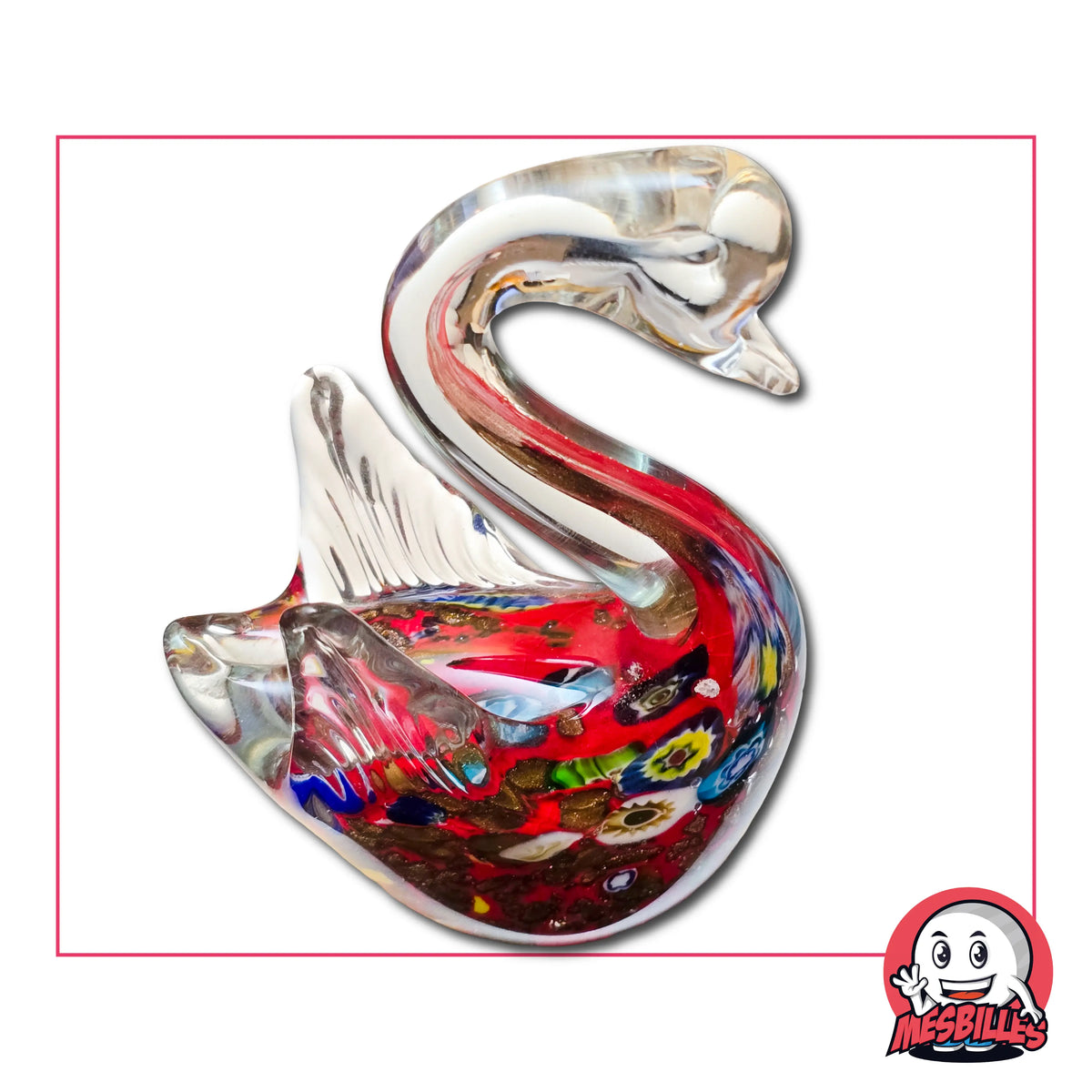 Le cygne Murrine : la murrine est une technique verrière qui consiste à créer des motifs colorés en assemblant, chauffant puis étirant des baguettes de verre, avant de les couper en tranches révélant des dessins miniatures