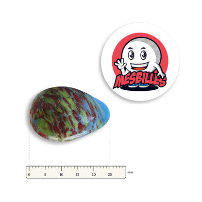 Bille Oeuf Turquoise Moucheté Rouge et Vert-Clair couchée à côté d'une règle graduée, environ 25 mm de long