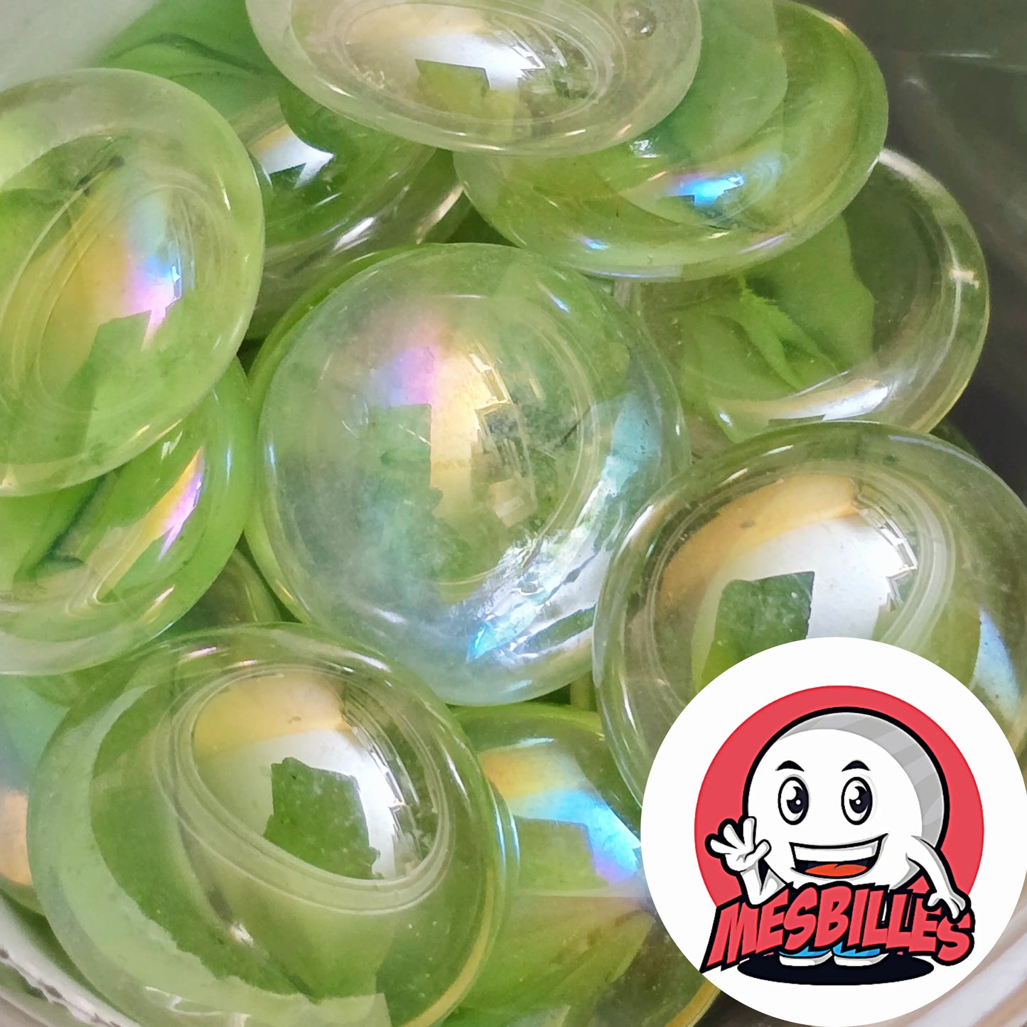 Dans la Grande Famille des Billes Froissé, il y a la Bille Plate en verre Translucide Strié de Couleur Vert.