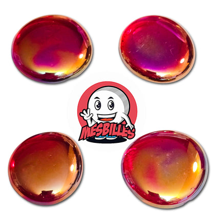 Une grande bille plate, également nommée Bille Galet en Verre, de la famille des Billes Irisées. Cette bille forme est ronde, légèrement ovoïde et mesure environ 3 cm de diamètre