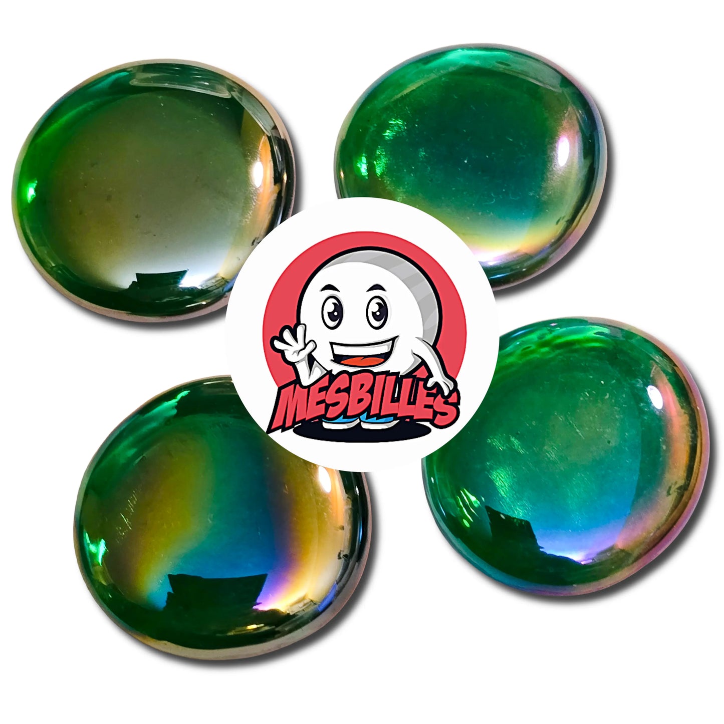 Une grande bille plate, également nommée Bille Galet en Verre, de la famille des Billes Irisées. Cette bille forme est ronde, légèrement ovoïde et mesure environ 3 cm de diamètre