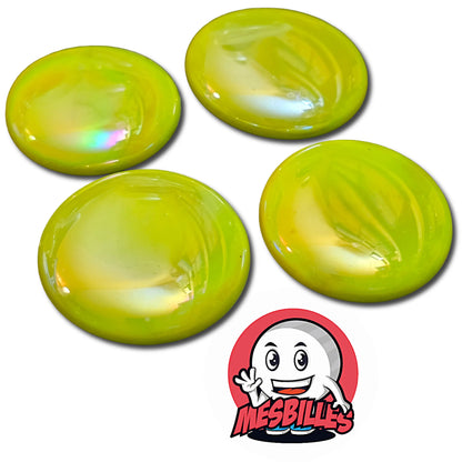 Une grande bille plate, également nommée Bille Galet en Verre, de la famille des Billes Glossys. Cette bille forme est ronde, légèrement ovoïde et mesure environ 3 cm de diamètre