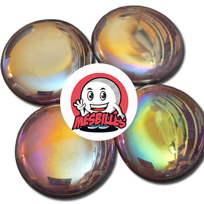 Une grande bille plate, également nommée Bille Galet en Verre, de la famille des Billes Glossys. Cette bille forme est ronde, légèrement ovoïde et mesure environ 3 cm de diamètre