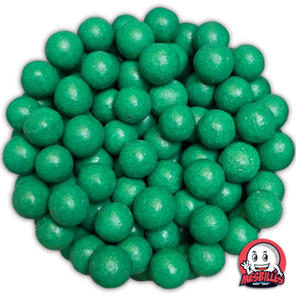 Mini-bille en terre verte de 10 mm posée parmi un assortiment multicolore de billes en terre cuite traditionnelles