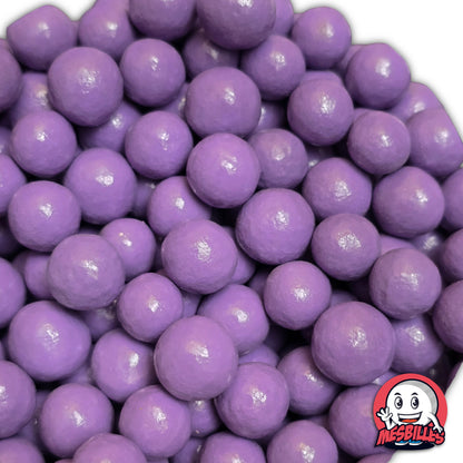 Mini-billes en terre violettes de 10 mm en gros plan, idéales pour jeu, collection ou décoration créative