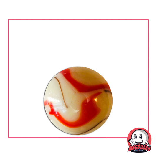 Gros plan d’une bille Caramel Salé 25 mm crème et rouge en spirales, évoquant la douceur sucrée-salée, idéale pour collection ou jeu.