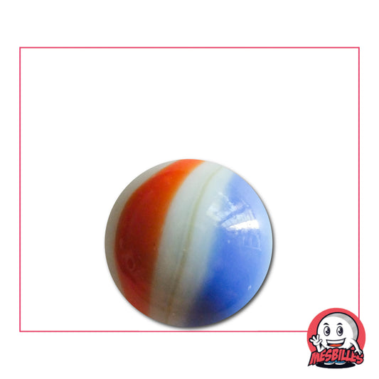 Gros plan d’une bille Française 16 mm aux bandes bleu, blanc et rouge, rappelant le drapeau national, parfaite pour collection ou jeu